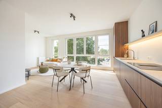 Dit prachtig appartement met topligging op Antwerpen Zuid vlakbij de Singel is totaal gerenoveerd met aangename look &amp; feel en veel natuurlijk lichtinval. Het situeert zich op de 2de verdieping in een kleinschalig gebouw met open zicht en een zeer goede mobiscore vlakbij het centrum, openbaar vervoer en invalswegen.<br /><br />INDELING: Inkomhal op parket met berguimte - zeer lichtrijke leefruimte voorzien van een open keuken hyper uitgerust - Toegang tot slaapkamer/bureau met terrasje - 2de ruime slaapkamer achteraan en badkamer met inloopdouche, lavabomeubel en toilet.<br />Er hoort een kelderberging bij het appartement. Mogelijkheid tot aankoop van een autostaanplaats aan 30.000€.<br /><br />BIJZONDERHEDEN: Appartement op zeer gegeerde locatie - Elektriciteit conform - Asbestveilig - EPC: 154 UC 3539770 - P&amp;G score: C - Beschikbaar bij akte- Lage maandelijkse kosten<br />Appartement kopen of verkopen in Antwerpen? Bel 03 361 51 51 of via info@yvesvanpelt.be