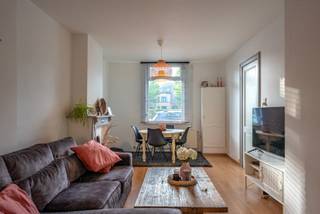Deze zo goed als instapklare woning bevindt zich nabij het centrum van Ekeren 
en heeft volgende indeling;
-inkomhal op originele vloer met toegang tot de bovenverdieping en kelder.
-een ruim leefgedeelte met plaats voor salon en eettafel
-een nieuwe keuken (2024), voorzien van koken op gas, vaatwasser, oven, koelkast en spoelbak. 
-een badkamer met ligbad, nieuw lavabomeubel en toilet.
-op de bovenverdieping 3 kamers, waarvan één ingericht als dressing, alsook een 2de toilet.
-een zonnige stadstuin met overdekt terras en groot stenen tuinhuis.
-praktische zijingang met afsluitbare poort.
-Elektrische keuring conform, EPC en asbestattest in bijlage op onze website.
-parking over de deur.
 
