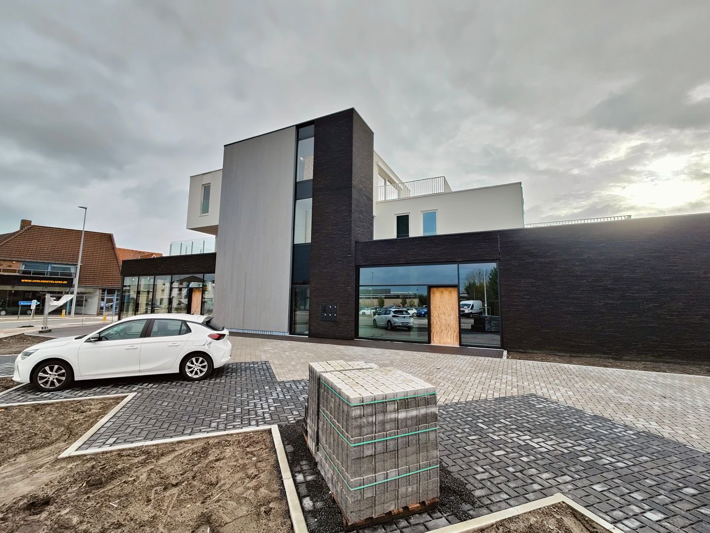 503 m² SHOWROOM/KANTOOR OP ABSOLUTE TOPLOCATIE IN ZEDELGEM - foto 2