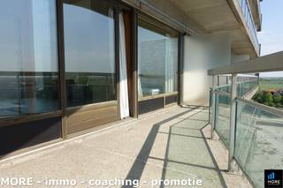 <br />Mooi gemeubelde <strong>studio met autostaanplaats </strong>in <strong>multi-eigendom</strong> beiden voor de <strong>periode van 01/08 - 02/09 . </strong>De studio beschikt over een inkomhal, een ingerichte keuken, een woonkamer, een eetkamer/slaaphoek, een badkamer met ligbad en een afzonderlijk toilet. Het ruime terras - geschikt voor eettafel - over de volledige breedte van het appartement biedt een fantastisch open zicht over het meer. De residentie zelf biedt meerdere extra faciliteiten voor bewoners: een privéstrand, twee overdekte zwembaden met douches &amp; kleedkamers. Op wandelafstand van de zeedijk en het strand. De residentie is aangepast voor mindervaliden en heeft ook een conciërge ter plaatse. Het <strong>alternatief op vakantiehuur</strong> en goedkoper dan ieder jaar een vakantieverblijf te moeten huren. Ook interessant als <strong>opbrengsteigendom</strong> met vlotte verhuurmogelijkheden hartje zomer. Gemeenschappelijke fietsenstalling. Contacteer ons voor een vrijblijvend bezoek en oordeel zelf!<br /><br /><br /><span><strong>Tekoopstelling onder voorwaarden; Zie www.more.be, "bijlagen" en onder voorbehoud van beschikbaarheid.</strong></span>