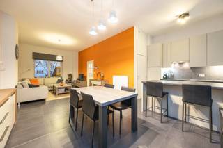 In het hart van Beerse geniet dit karaktervolle appartement van een centrale ligging met alle dagelijkse voorzieningen, openbaar vervoer en winkels...