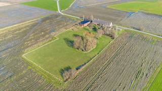 Deze landelijk gelegen eigendom heeft een oppervlakte van 6474 m² en bestaat uit: inkomhal - living - keuken - berging - wasplaats - toilet - badkamer - 3 slaapkamers - ruime opslagruimte.