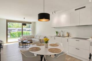 <p><strong><span>1 </span>Slaapkamer appartement<br />Huurprijs: 950,- euro per maand</strong><br /><strong>+ 50,- euro per maand gemeenschappelijke kosten</strong><br /><strong>Kosten plaatsbeschrijving wijn 50/50 te betalen door huurder en verhuurder</strong><br /><strong>Huurwaarborg = 3 maanden huur</strong><br /><strong>Beschikbaar: per 01/08/2026 of in overleg met de huidige huurders</strong><br />********<br />Modern appartement met <strong>1 slaapkamer</strong> <strong>nabij het centrum van Heide, Kalmthout!</strong><br /><br />Dit appartement is gelegen op de gelijkvloerse verdieping en is voorzien van:<br />- Een<strong> </strong>inkom <br />- Een apart toilet met handenwasser<br />- Een <strong>lichtrijke leefruimte </strong>met toegang tot het<strong> terras (ca. 10,8 m²)</strong><br />- Een <strong>open keuken voorzien van alle toestellen</strong><br />- Een handige berging (ca. 3,7 m²) met aansluiting voor was- en droogmachine<br />- Een <strong>slaapkamer (ca. 12,7 m²)</strong><br />- Een moderne badkamer met inloopdouche <br /><br />Algemeenheden:<br />- €50 maandelijkse kosten<br />- <strong>Lift</strong><br />- Voorzien van <strong>extra berging ( ca. 4,9 m²)</strong><br />- Afgewerkt met <strong>kwaliteitsvolle materialen</strong><br />- Staanplaats</p>