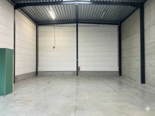 Warehouse of approximately 157m² located in Izegem. Thanks to its proximity to the E403, this unit enjoys a smooth connection to both Bruges...
