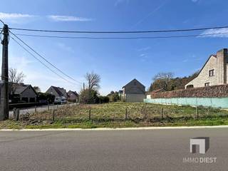 <p><span>Op zoek naar de ideale plek voor jouw nieuwe thuis in een rustige woonwijk nabij een dorpscentrum? <br />Het perceel is gelegen in het RUP wonen buiten de kern, artikel 5 (Wo4). <br />Voor dit perceel is volgende vergunning gekend: verkavelingsvergunning 9FL31.</span></p><p><span>De toegestane functie is wonen, met name ééngezinswoning als hoofdfunctie.<br />Kantoren, dienstverlening, vrije beroepen en kleinschalige logies kunnen als nevenfunctie. <br />De nevenfunctie mag niet meer dan een totale maximale vloeroppervlakte van 100m² in beslag nemen.</span></p><p><span>De voorgevel moet zich op een afstand van maximaal 10m van de rooilijn bevinden: 10m vanaf de as van de weg.<br />De maximale bouwdiepte voor een gebouw bedraagt 17m voor het gelijkvloers en 12m voor de overige bouwlagen.<br />In deze zone zijn maximaal 2 bouwlagen met een dakverdieping toegestaan, onder een hellend dak van max 45°.<br />De maximale kroonlijsthoogte, gemeten vanaf het maaiveld, bedraagt 6m.<br />Langs beide perceelsgrenzen dient er 3m afgehouden te worden.</span></p><p><span>Kortom: een uitstekende ligging, een gezellige woonomgeving en alle faciliteiten binnen handbereik. <br />Deze bouwgrond biedt jou de kans om jouw woondroom waar te maken.</span></p><p><span>Laat gerust weten als u deze voorschriften wil ontvangen.<br />Contacteer ons voor meer info op 013 31 25 22 of mail <span>nathalie@immodiest.be</span></span><span><br />We helpen je met een glimlach verder op zoek naar jouw nieuwe thuis.</span></p>