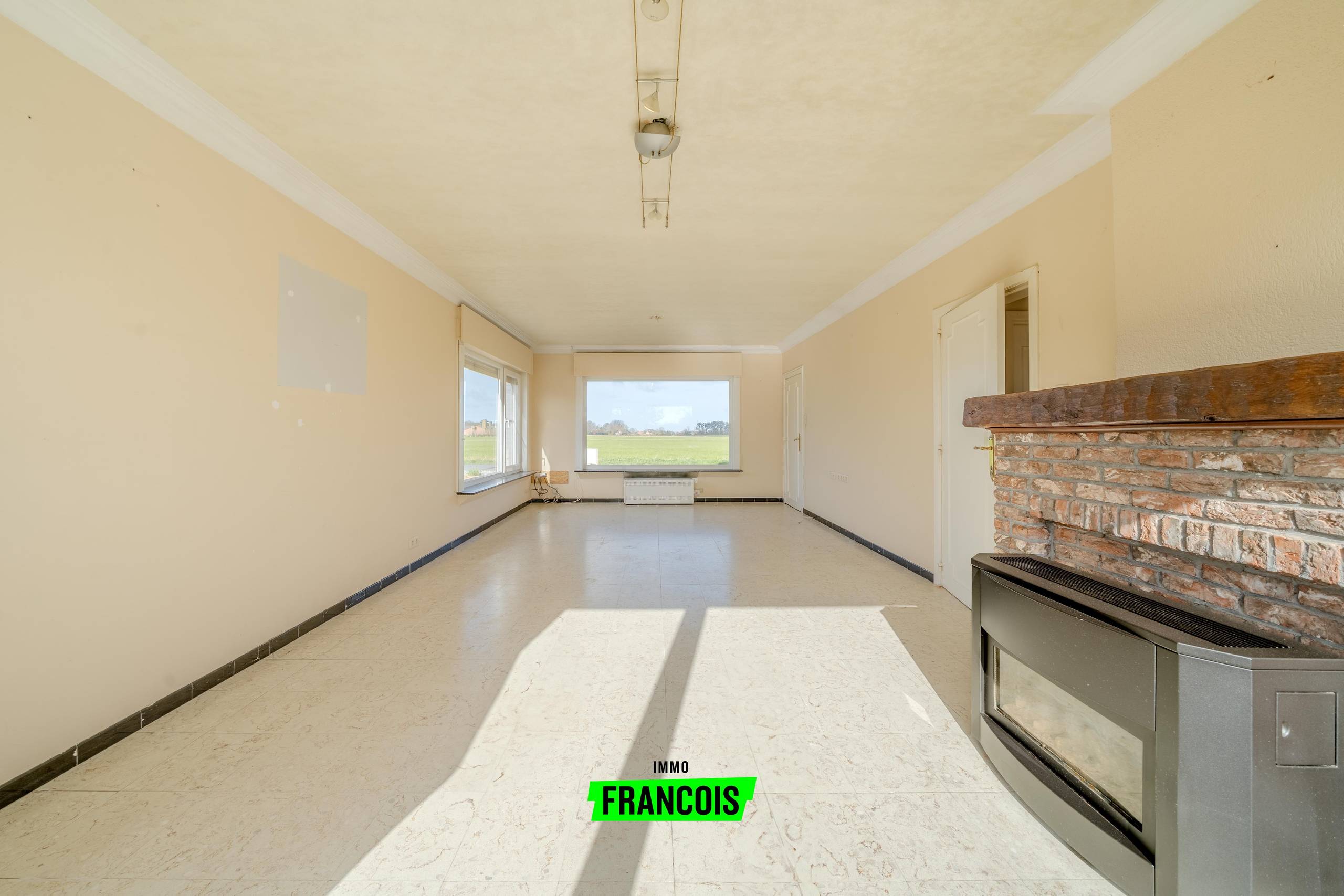 Instapklare halfopen woning met 3 slaapkamers, ruime parkeermogelijkheden en open zicht in hartje Koekelare te koop! - foto 4