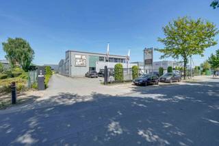 <p>Op een strategische locatie in de industriezone van Zwartberg, vlak bij de E313, bevindt zich dit instapklare en multifunctionele industriepand van ca. 1.775 m². De site is momenteel ingericht voor de voedingssector en beschikt over een industriehal van 1.200 m², volledig uitgerust met bereidingszones en meerdere koelcellen. Alles is afgewerkt met geïsoleerde sandwichpanelen voor optimale hygiëne en temperatuurregeling.</p>
<p>De hal is toegankelijk via twee poorten, waarvan één met laadkade, wat zorgt voor een vlotte logistiek. Aansluitend is er een ruime stockageruimte van 230 m² met goederenlift. Daarnaast omvat het gebouw moderne kantoren van 245 m² met vergaderruimtes en een instapklaar appartement van 100 m² met twee slaapkamers, ideaal voor conciërge of eigen gebruik.</p>
<p>Een grote troef is het dak, dat volledig voorzien is van zonnepanelen, waardoor het pand grotendeels zelfvoorzienend is op vlak van elektriciteit — een aanzienlijke besparing en duurzaam voordeel.</p>
<p>Hoewel perfect uitgerust voor de voedingsindustrie, is het gebouw dankzij zijn indeling ook geschikt voor andere industriële toepassingen, mits aanpassingen. De uitstekende ligging en voorzieningen maken dit een unieke opportuniteit voor elke onderneming die zoekt naar ruimte, efficiëntie en energiezuinigheid onder één dak.</p>
<p>Wenst u dit pand te bezichtigen dan kan u een afspraak maken met Thiemon op 0471/723413 of via mail naar thiemon.sempels@living-stone.be</p>