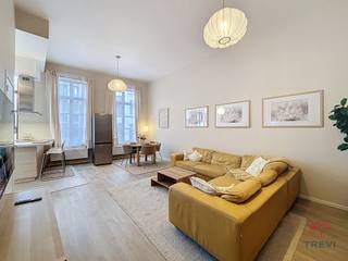 BRUSSEL, prachtig gemeubileerd duplexappartement met 3 slaapkamers van ±125 m². Het appartement bevindt zich op de eerste verdieping van een...