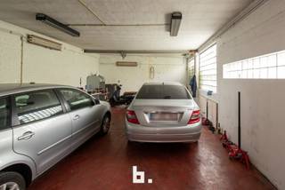 Vergunde opbrengsteigendom met grote garage/ opslagruimte, eerste verdiep, appartement met inkom living met ruim terras,, open keuken,, badkamer met douche, lavabo en toilet, twee ruime slaapkamers, op tweede verdiep, appartement met inkom living met ruim terras,, open keuken,, badkamer met ligbad, lavabo en toilet, twee ruime slaapkamers.<br />.- conforme keuringen elektriciteit <br />- epc's zonder renovatieverplichting <br />- 3 correcte huurder, totale huur opbrengst 17.340€ / jaar <br />- afzonderlijke tellers van g/w/e op naam van de huurders <br />- geen syndicuskosten <br />- betonnen structuur <br />- zeer grote garage / opslagruimte <br />- Uitstekende ligging in Oostende nabij Spuikom, afrit autostrade, Oosteroever,. TOPINVESTERING