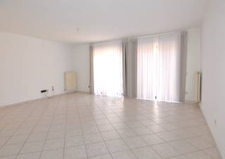 Mooi appartement te Heffen gelegen nabij school en winkels.Indeling: inkomhal, woonruimte, keuken, berging met aansluiting voor wasmachine, 1...