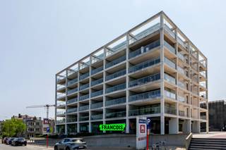 Deze ruime garagebox bevindt zich op een toplocatie in Mariakerke (Oostende), op wandelafstand van tram- en bushaltes, winkels, bakker en supermarkt. Bovendien ben je hier op een boogscheut van het strand en het centrum van Oostende – een ideale combinatie van rust, bereikbaarheid en comfort.<br /><br />De afmetingen zijn als volgt: <br /><br />Breedte: 5,00m<br /><br />Diepte: 5,30m<br /><br />Hoogte: 2,90m<br /><br />Inrijhoogte: 1,97m <br /><br />Benieuwd om deze ruime garagebox zelf te ontdekken?<br /><br />Contacteer ons via 0474 05 59 25 en plan vandaag nog je bezoek.