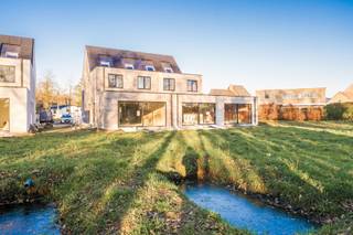 <p><span>Woon jij binnenkort in één van deze hoogwaardige halfopen nieuwbouwwoningen, waar luxe, comfort en energiezuinig wonen samenkomen? </span></p><p><span>Deze vier halfopen bebouwingen bieden alles wat u zoekt: hoogwaardige afwerking, ruime en lichte leefruimtes en een prachtige zuidwest georiënteerde tuin. Voeg daar een E-peil onder 20, slimme technologie en een volledig uitgeruste keuken aan toe en u heeft uw droomhuis gevonden. </span></p><p><span> </span></p><p><span>HOOGWAARDIGE AFWERKING</span></p><p><span>Geniet van tijdloze kwaliteit dankzij parketvloeren in alle leefruimtes en slaapkamers, en stijlvolle tegels in de keuken en badkamers.</span></p><p><span> </span></p><p><span>VEEL LICHT EN OPENHEID</span></p><p><span>Grote raampartijen zorgen voor veel lichtinval en verbinden de ruime leefruimtes naadloos met de zuidwest georiënteerde tuinen.</span></p><p><span> </span></p><p><span>SLIMME TECHNOLOGIE VAN NIKO HOME</span></p><p><span>Bedien verlichting en meer met Nico Home domotica voor optimaal comfort en gemak.</span></p><p><span> </span></p><p><span>RUIMTE VOOR IEDEREEN</span></p><p><span>Met 4 tot 5 slaapkamers, 2 badkamers en royale leefruimtes biedt deze woning meer dan voldoende ruimte voor uw gezin.</span></p><p><span> </span></p><p><span>ENERGIEZUINIG &amp; TOEKOMSTGERICHT</span></p><p><span>Een E-peil onder 20 dankzij zonnepanelen, een warmtepomp en hoogwaardige isolatie. Klaar voor een duurzame toekomst met lage energiekosten.</span></p><p><span> </span></p><p><span>VOLLEDIG GEÏNSTALLEERDE KEUKEN</span></p><p><span>Een droomkeuken met hoogwaardige toestellen van Miele en Novy, perfect om heerlijke maaltijden te bereiden.</span></p><p><span> </span></p><p><span> </span></p><p><span> </span></p>