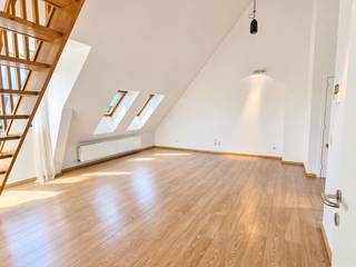<span><strong>2 slaapkamer appartement met mezzanine en ruim terras in centrum Arendonk.<br /><br />Een bezoek aanvragen kan eenvoudig via onze website: www.immodrie.be. Zoek het pand terug onder 'Te Huur' en selecteer vervolgens op de pagina de optie 'Bezoek inplannen'. Omwille van de grote reeks aanvragen, worden verzoeken via Immoscoop of andere portaalsites niet verwerkt.<br /><br /></strong></span>De lift brengt je rechtstreeks naar de derde verdieping. Bij het uitstappen kom je eerst in een stukje gemeenschappelijke hal. Omdat er op deze verdieping slechts één appartement is, voelt dit gedeelte toch privé aan.
<p>Via de inkomdeur komen we in de ruime inkomhal van het appartement, die als centrale verbinding fungeert tussen de verschillende woonvertrekken.</p>
<p>We starten in de ruime, open leefruimte. Hier vallen meteen de hoge plafonds op, die de ruimte een aangenaam en ruimtelijk gevoel geven. Een echte blikvanger is de trap naar de mezzanine. Deze extra verdieping biedt heel wat mogelijkheden en kan, afhankelijk van je behoeften, ingericht worden als thuisbureau, polyvalente ruimte, hobbyruimte of zelfs als logeerkamer of derde slaapkamer.</p>
<p>Aansluitend vinden we de open wandkeuken. De keuken is uitgerust met een kookvuur, koelkast en vaatwasser en beschikt daarnaast over voldoende opbergruimte. Er is ook de mogelijkheid om zelf nog een oven of microgolfoven te plaatsen.</p>
<p>Direct naast de keuken bevindt zich de praktische berging. Hier zijn de cv-ketel en de aansluiting voor de wasmachine voorzien. Vanuit de keuken heb je via een deur rechtstreeks toegang tot het ruime, noordwestelijk georiënteerde terras. Een aangename buitenruimte die mooi aansluit bij de leefruimte.</p>
<p>Terug in de inkomhal vinden we de toegang tot de twee slaapkamers. Daarnaast is er de badkamer, uitgerust met een toilet, ligbad en badkamermeubel met enkele wastafel.</p>
<p>Nog goed om te weten: zodra de naastliggende residentie volledig is opgeleverd, is het verplicht om een autostaanplaats bij te huren aan €50,00 per maand.</p>