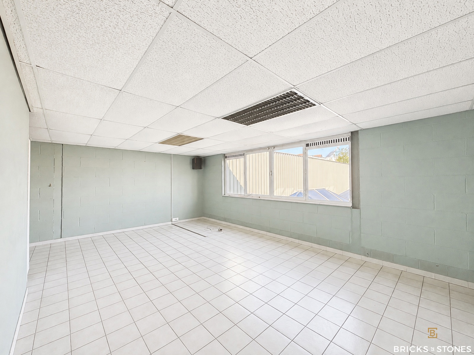 Riant magazijn met kantoorruimte in Berchem te huur - foto 5