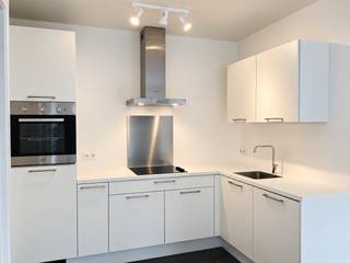 <p>Op een uitstekende locatie, vlak bij het Vlinderpaleis, de gezellige Troonplaats en het bruisende Zuid, bevindt zich dit trendy appartement van ca. 70 m² in residentie ‘Palacio’. Tal van leuke cafés en restaurants liggen op wandelafstand. Ook het openbaar vervoer en de belangrijkste invalswegen bevinden zich in de nabije omgeving, waardoor u geniet van een uitstekende bereikbaarheid.<br /><br />De inkomhal geeft rechtstreeks uit op de gezellige en lichtrijke leefruimte met halfopen keuken. Dankzij de grote raampartijen en de zuidwestelijke oriëntatie geniet u hier volop van de aangename avondzon. De keuken sluit mooi aan op de leefruimte en is uitgerust met een kookvuur, oven, koelkast en vaatwasser. Hier bevinden zich eveneens de aansluitingen voor wasmachine en droogkast.<br /><br />Via de nachthal bereikt u de twee slaapkamers. De badkamer is voorzien van een ruime inloopdouche en een dubbele lavabo.<br /><br />Tot slot beschikt het appartement over een apart gastentoilet.<br /><br />Een private kelderberging en gemeenschappelijke fietsenstalling zijn reeds begrepen in de huurprijs.<br /><br />Gemeenschappelijke lasten: 100 Euro per maand.<br />Alle nutsvoorzieningen (gas, water en elektriciteit) zijn privé op te nemen door de huurder.<br /><br />Beschikbaar vanaf 15 november 2026.</p>