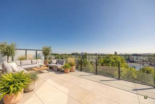 Luxe penthouse met gigantisch terras !Op de hoogste verdieping van een recent en hoogwaardig nieuwbouwproject, bereikbaar via de lift, bevindt zich...