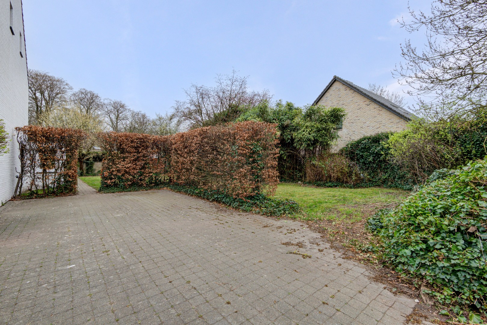 Half open woning in Schilde met zonnige tuin op het zuidwesten, terras en 4 slaapkamers, 1 badkamer en 4 parkeerplaatsen - foto 3