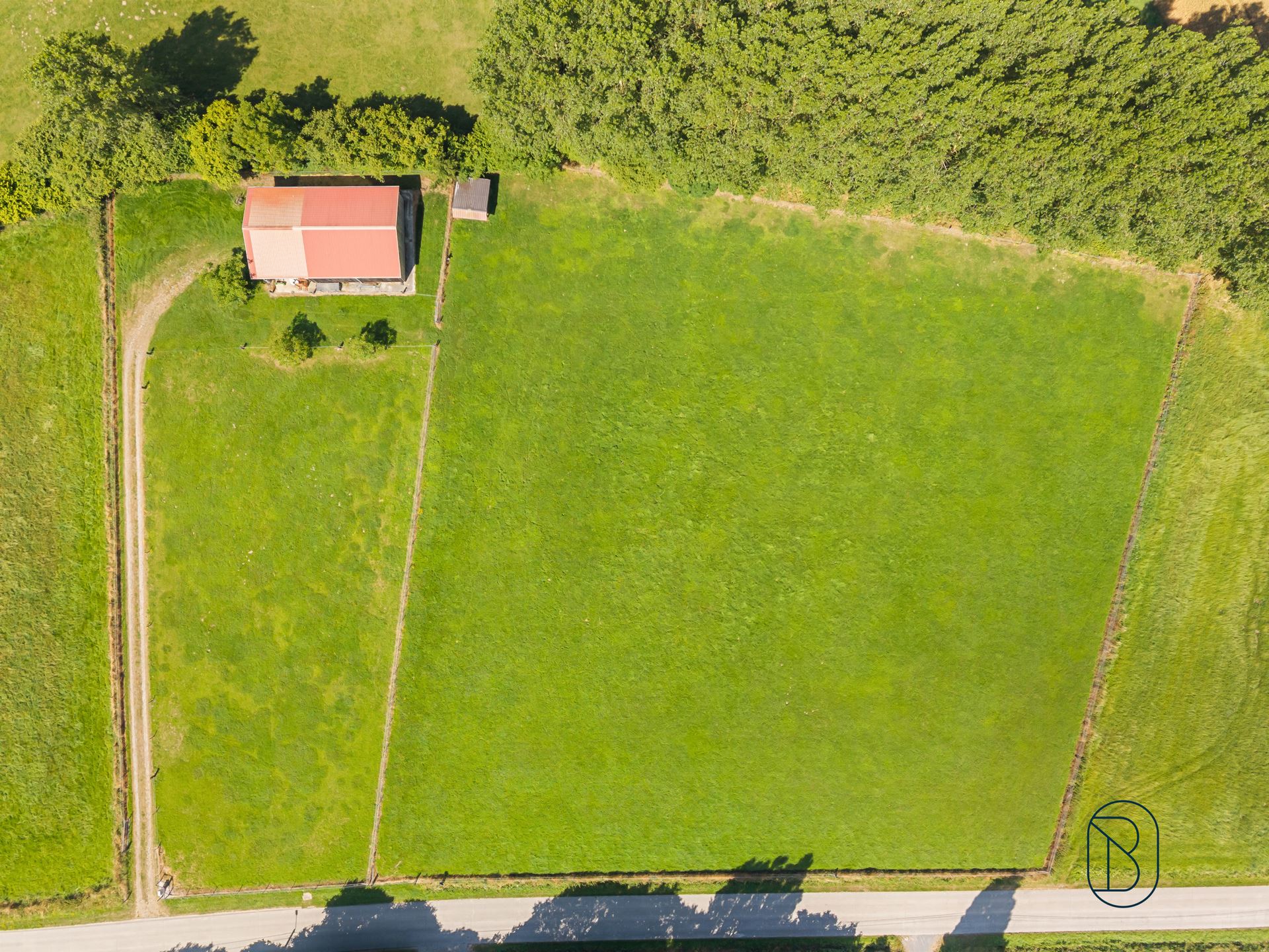 Fully enclosed paddock with a spacious stable block - photo 4
