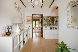 Deze indrukwekkende en perfect onderhouden woning combineert ruimte, comfort en een uitzonderlijke ligging op een prachtig perceel met weids groen uitzicht. Dankzij de royale oppervlaktes, kwalitatieve afwerking en doordachte indeling is dit een ideale gezinswoning met tal van mogelijkheden.<br />Bij het betreden van de woning komt u terecht in een ruime en statige inkomhal met gastentoilet. De lichtrijke woon- en eetkamer beschikt over een royale zithoek rond de sfeervolle open haard, voorzien van een praktische lift naar de kelder waar de houtvoorraad zich bevindt. Aansluitend bevindt zich de volledig vernieuwde keuken met bijkeuken en toegang tot de kelder.<br />Het gelijkvloers beschikt bovendien over een ruime slaapkamer en een badkamer, wat de woning bijzonder geschikt maakt voor gelijkvloers wonen, minder mobiele bewoners of levenslang wonen.<br />De woning is volledig onderkelderd en omvat onder meer een uitzonderlijk ruime inpandige garage met plaats voor vier wagens, een werkruimte, technische ruimte en extra opslagmogelijkheden.<br />Op de eerste verdieping bevinden zich drie zeer ruime slaapkamers. De master bedroom beschikt over twee dressings, waarvan één de oppervlakte heeft van een volwaardige extra slaapkamer. Verder zijn er twee badkamers en een apart toilet aanwezig.<br />Via de ruime nachthal bereikt u de tweede verdieping, die in 2025 werd ingericht en plaats biedt aan nog twee slaapkamers en een vierde badkamer.<br />Ook op vlak van energiezuinigheid scoort deze woning uitstekend dankzij de aanwezigheid van zonnepanelen en een warmtepompboiler. De keuken, badkamers en parketvloeren werden bovendien kwalitatief gerenoveerd, waardoor de woning zich in absolute topconditie bevindt.<br />De achtertuin vormt zonder twijfel één van de grootste troeven van deze eigendom: een gigantisch grasveld met een uniek en rustgevend uitzicht op het omliggende groen.<br />Een uitzonderlijke woning voor wie op zoek is naar ruimte, comfort, kwaliteit en een unieke woonomgeving.<br />Beschikbaar vanaf 01/07/2027.