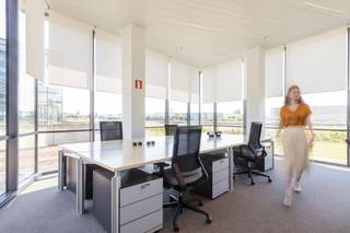 Fenomenaal gelegen kantoorruimte van 51 m² (8 werkplaatsen) te huur, langs én met visibiliteit van de E40 te Aalst. De high-end kantoren zijn...