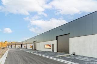 <strong>Moderne en kwalitatieve nieuwbouw bedrijfsunits</strong><span>, ideaal voor ondernemingen die op zoek zijn naar functionele, duurzame en flexibel in te richten bedrijfsruimte.</span><br /><span>De bedrijfsunits hebben een </span><strong>oppervlakte vanaf 353 m² tot 379m²</strong><span>en beschikken over een </span><strong>vrije hoogte van 6,4 meter</strong><span>, wat ruime mogelijkheden biedt voor opslag, productie of ateliergebruik. De units worden </span><strong>casco opgeleverd</strong><span>, waarbij </span><strong>maatwerk en aanpassingen nog mogelijk zijn</strong><span> in overleg met de koper, zoals het plaatsen van tussenvloeren, tussenwanden of het aanpassen van technische specificaties.</span><br /><span>Elke bedrijfsunit is voorzien van </span><strong>drie privatieve parkeerplaatsen</strong><span>. Het gebouw voldoet aan </span><strong>brandklasse C</strong><span> en is opgetrokken in een </span><strong>duurzame staalconstructie</strong><span>. De buitenwanden bestaan uit </span><strong>geïsoleerde betonpanelen tot 3 meter hoogte</strong><span>, gecombineerd met </span><strong>sandwichpanelen</strong><span> aan de bovenzijde. Het dak is volledig </span><strong>geïsoleerd</strong><span> en uitgerust met een </span><strong>lichtstraat met geïntegreerde rook- en warmteafvoer (RWA)</strong><span>, wat zorgt voor natuurlijk daglicht en extra veiligheid.</span><br /><span>Verder beschikt elke unit over:</span><br />
<ul>
<ul>
<li>Een<span> </span><strong>elektrische, geïsoleerde sectionaalpoort</strong><span> </span>van ca.<span> </span><strong>4,0 m x 4,5 m</strong></li>
<li><strong>Nutsleidingen voorzien tot in de unit</strong></li>
<li>Een <strong>polybetonvloer</strong>, af te stemmen na bespreking met de koper</li>
<li>Een <strong>regenwaterput van 10.000 liter per unit</strong></li>
<li>Een <strong>groot raam met uitzicht op de omliggende natuur</strong>, wat bijdraagt aan een aangename werkomgeving</li>
</ul>
</ul>
<span>Uitstekende locatie en bereikbaarheid</span><br /><span>Het project is gelegen op een </span><strong>bruisend bedrijvenpark in Beerse</strong><span> en geniet van een </span><strong>optimale ligging</strong><span> tussen Antwerpen en Turnhout. Dankzij de </span><strong>vlotte aansluiting op de E34</strong><span> is het bedrijvenpark uitstekend bereikbaar voor zowel personeel als klanten.</span><br /><span>Ook met de fiets is de locatie bijzonder goed ontsloten: het </span><strong>centrum van Beerse</strong><span> bereikt u in ongeveer </span><strong>5 minuten</strong><span>, terwijl u </span><strong>binnen 15 minuten</strong><span> in het </span><strong>centrum van Turnhout</strong><span> bent.</span><br /><span>Het </span><strong>openbaar vervoer</strong><span> is ruim aanwezig, met </span><strong>meerdere bushaltes in de directe omgeving van het bedrijvenpark</strong><span>. Het </span><strong>treinstation</strong><span> bevindt zich op ongeveer </span><strong>10 minuten</strong><span>, wat zorgt voor een extra vlotte verbinding met de omliggende regio’s.</span><br /><br /><span>Interessant investeringsproduct</span><br /><span>De combinatie van </span><strong>kwalitatieve nieuwbouw</strong><span>, een </span><strong>strategische ligging</strong><span> en een </span><strong>flexibele indeling</strong><span> zorgt ervoor dat de units </span><strong>vlot verhuurbaar</strong><span> zijn en een </span><strong>duurzaam rendement op lange termijn</strong><span> bieden. Hierdoor is dit project bijzonder aantrekkelijk voor investeerders die inzetten op </span><strong>zekerheid, stabiliteit en toekomstwaarde</strong><span>.</span>