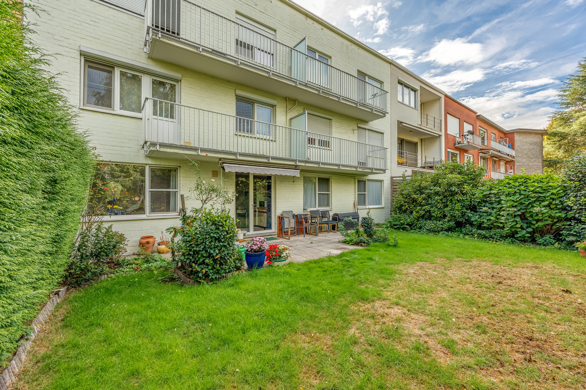Gelijkvloers appartement met riante tuin, garage met oprit - foto 4