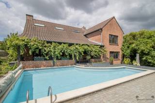 <p><span>Ruime woning met min. 3 slaapkamers, polyvalente zolderruimte van 60 m² en zwembad. </span><span> </span></p><p><span> </span></p><p><span>Gelijkvloers</span><span>: </span></p><p><span>Inkomhal met apart toilet. </span></p><p><span>Woonkamer van 40 m² op keramische tegel. </span></p><p><span>Geïnstalleerde keuken van 18 m² met: </span></p><p><span>- spoelbak </span></p><p><span>- keramische kookplaat </span></p><p><span>- dampkap </span></p><p><span>- vaatwasmachine </span></p><p><span>- warme luchtoven </span></p><p><span>- koelkast met vriesvak </span></p><p><span>Berging van 12 m², met achterinkom. </span></p><p><span>Wasplaats van 7 m². </span></p><p><span> </span></p><p><span>Inpandige garage van 27 m² op stenen vloer. </span></p><p><span> </span></p><p><span>1ste verdieping</span><span>: </span></p><p><span>Nachthal met toegang tot zolder. </span></p><p><span>3 slaapkamers, allen op laminaat, van respectievelijk 16 m², 12 m² en 8 m². </span></p><p><span>Badkamer van 7,5 m² op laminaat met: </span></p><p><span>- hoekbad </span></p><p><span>- douche </span></p><p><span>- toilet </span></p><p><span>- enkele wastafel op meubel </span></p><p><span> </span></p><p><span>Zolderruimte</span><span>: </span></p><p><span>Polyvalente ruimte van ca. 60 m², met kitchenette en douche. </span></p><p><span> </span></p><p><span>Terrassen van ca. 60 m². </span></p><p><span> </span></p><p><span>Buitenzwembad (warmtepomp). </span></p><p><span>Serre. </span></p><p><span> </span></p><p><span>Stedenbouwkundige inlichtingen: vergunning aanwezig, verkavelingsvergunning, geen voorkooprecht, geen maatschappelijke herstelmaatregel opgelegd, woongebied. </span></p>