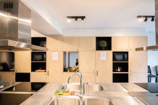 Het wijste kot van Gent? Dat vind je in Charlie’s Place, een strak, fris en nieuw gebouw met 50 studentenkamers. Alle kamers zijn bemeubeld en instapklaar.<br />Daarnaast hebben we in Charlie’s Place ook gemeenschappelijke kitchenettes, een leuke lounge en chillroom, een gemeenschappelijke keuken en zelfs een eigen tuintje!<br /><br />Meer info vind je op<br />https://studentplacesgent.be/charlies-place/ <br /><br />Enkel beschikbaar voor studenten