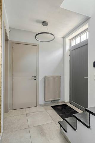 Indeling als volgt:<br />Gelijkvloers:<br />U betreedt de woning via de representatieve inkomhal, die toegang biedt tot het afzonderlijke gastentoilet met handenwasser en een praktisch ingebouwde vestiaire (mudroom). Via een hoogwaardig afgewerkte luxe-trap bereikt u de eerste verdieping.<br />Wanneer u doorloopt naar de riante woonkamer, valt meteen het oog voor detail op. De leefruimte is sfeervol afgewerkt met een verlaagd plafond voorzien van inbouwspots en subtiele led-verlichting. Wandpanelen met uitstekende akoestische eigenschappen en een exclusieve, centraal geplaatste cinemawall overtrokken met echt leder geven deze ruimte een luxueuze en warme uitstraling.<br />De lichtrijke leefruimte loopt naadloos over in de moderne, open keuken. Deze droomkeuken is voorzien van alle eigentijdse comforten, waaronder een royale hoeveelheid kastruimte, twee geïntegreerde koelkasten, een ruime diepvriezer, vaatwasser en combi-microgolfoven. Direct aansluitend bevindt zich een ruime, praktische berging met maatwerkkasten, waarin de aansluitingen voor wasmachine en droogkast op ergonomische hoogte zijn ingebouwd.<br /><br />De nachthal op de eerste verdieping geeft toegang tot drie volwaardige slaapkamers (ca. 9m², 12 m² en 12 m²). Daarnaast bevindt zich hier een ruime bureaukamer met een stijlvol, op maat gemaakt zwevend bureau — ideaal voor thuiswerk of als studeerruimte. De stijlvol ingerichte badkamer is uitgerust met een comfortabel ligbad, een strak afgewerkte inloopdouche en een dubbel wastafelmeubel.<br />Verder is er nog een apart toilet en een handige extra berging/dressing.<br /><br />De gehele tweede verdieping is ingericht als een uitzonderlijk royale master suite van circa 60 m2. Deze indrukwekkende ruimte biedt een zee aan plaats en is hoogwaardig afgewerkt met stijlvolle maatwerk inbouwkasten.<br /><br />Troeven:<br />- Hoogwaardige materialen: Consequent gebruik gemaakt van exclusieve, natuurlijke materialen die harmonieus door de gehele woning terugkomen.<br />- Uiterst energiezuinig: Gunstig EPC (E29) met uitstekende isolatiewaarden.<br />Hoogwaardige raambekleding & zonwering:<br />• Buitenzijde: Zwarte, niet-lichtdoorlatende screens/rolluiken, volledig Somfy-gestuurd.<br />• Binnenzijde: Exclusieve, op maat gemaakte Luxaflex Shades.<br />- Luxe terras & buitenleven: Gezellig terras met een premium Harol zonnescherm (meest luxe uitvoering met geïntegreerde LED-verlichting, Somfy-bediend), een sfeervolle lounge en een ruim, op maat gemaakt tuinhuis.<br />- Uitstekende beveiliging: Geavanceerd alarmsysteem voorzien van zowel binnen- als buitenbewaking.<br />- Privacy & Veiligheid: Volledig omheind met een onderhoudsvrije aluminium schutting en afgesloten via een automatische, elektrische poort.<br />- Duurzaam & Technisch hoogstaand: Uitgerust met 10 zonnepanelen, ventilatiesysteem D,<br />waterontharder met drukverhoger en een 10.000L regenwaterput (aangesloten op toiletten en buitenkraan).<br />- Parkeergelegenheid: Inclusief private autostaanplaats.<br />- Toplocatie: Rustig en toch zeer centraal gelegen op wandelafstand van openbaar vervoer, winkels en scholen.<br /><br />(ver-)Kopen of (ver-)huren in Kalmthout, Essen en omstreken?<br />Met vragen kan u altijd bij ons terecht! <br />Dewaele Vastgoed Kalmthout<br /><br />Bestuursmaatregelen in het maatregelenregister: nee