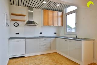 <p><span>In de mooie en rustige Pulhof-wijk in Berchem vinden we dit charmante appartement op de tweede verdieping van een kleinschalig en bijzonder goed onderhouden gebouw. </span></p><p><span>De syndicus is een mede-eigenaar en de maandelijkse kosten bedragen slechts 61 euro. Daarbovenop wordt er nog 30 euro per maand bijgedragen tot het reservefonds.</span></p><p><span>Gelegen tussen de Grote Steenweg en de Elisabethlaan, vlakbij de oprit naar de Antwerpse ring en met haltes voor openbaar vervoer om de hoek, is dit de ideale locatie voor wie rustig wonen en bereikbaarheid optimaal wil combineren.</span></p><p><span> </span></p><p><span>Indeling:</span></p><p><span>Via de trap bereiken we de tweede verdieping. Op de overloop bevindt zich een handige, afsluitbare berging. De metalen veiligheidsdeur waarmee we het appartement betreden zorgt bovendien voor een extra gevoel van veiligheid.</span></p><p><span>De woonkamer is afgewerkt met een authentieke blokjesparketvloer en baadt dankzij de grote ramen in natuurlijk licht. Vanuit de woonkamer heb je toegang tot een gezellig balkon met zuidwest oriëntatie en een aangenaam uitzicht over het pleintje en de karaktervolle woningen in de omgeving.</span></p><p><span>De open keuken sluit mooi aan bij de leefruimte en is uitgerust met een vaatwasser, elektrische kookplaat, dampkap en dubbele spoelbak.</span></p><p><span>Achteraan bevindt zich de slaapkamer van ca. 12 m², met aansluitend een tweede kamer die ideaal kan dienen als dressing, bureau of extra bergruimte. </span></p><p><span>De ruime badkamer beschikt over een ligbad, lavabomeubel, toilet en aansluitingen voor wasmachine en droogkast.</span></p><p><span>Tot slot beschikt het appartement over een private kelderberging van ca. 10 m².</span></p><p><span> </span></p><p><span>De voornaamste troeven opgesomd:</span></p><ul><li><span>Gelegen in de gegeerde en rustige Pulhof-wijk</span></li><li><span>Zeer veel lichtinval in het hele appartement en toffe parketvloer</span></li><li><span>Zuidwestelijk georiënteerd balkon met uitzicht op een charmant pleintje</span></li><li><span>1 slaapkamer + extra kamer/dressing/bureau</span></li><li><span>Open keuken met vaatwasser en ruime badkamer met ligbad</span></li><li><span>Kleinschalig en goed onderhouden gebouw met lage maandelijkse kosten</span></li><li><span>Private kelderberging en extra berging op de overloop van de 2de verdieping</span></li><li><span>Uitstekende bereikbaarheid nabij Ring en openbaar vervoer</span></li></ul><p><span> </span></p><p><span>EPC: 245 kWh/m² jaar - C-label </span></p><p><span>Waterinfo: G-score A - P-score A</span></p><p><span> </span></p><p><span>Voor een bezoek ter plaatse kan u ons contacteren op het nummer 03 449 42 41 of mail ons via hallo@habicom.be</span></p><p><span>Benieuwd naar de waarde van jouw woning? Check het gratis op www.watismijnhuiswaard.be</span></p>