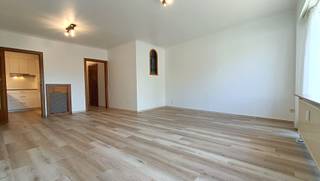 Ontdek dit prachtige appartement gelegen in het hart van Tienen op de Veemarkt. Met een bewoonbare oppervlakte van maar liefst 86 m² biedt dit appartement voldoende ruimte voor een comfortabel leven. De woning werd volledig gerenoveerd met een nieuwe moderne keuken, nieuw parketvloer en volledig opgeschilderd. Volledig klaar om van te genieten. <br /><br />Het appartement beschikt over twee slaapkamers. De moderne indeling zorgt voor een lichte en luchtige uitstraling, waardoor je je meteen thuis zult voelen. De woonkamer is ideaal voor ontspanning en beschikt over een prachtig zicht over de Veemarkt. De aangrenzende keuken biedt alle nodige voorzieningen voor het bereiden van heerlijke maaltijden. Tenslotte beschikt u nog over een moderne badkamer en een apart toilet. <br /><br />Een van de vele voordelen van dit appartement is de aanwezigheid van een lift, waardoor je eenvoudig en veilig naar je appartement kunt komen, ongeacht je mobiliteit. <br /><br />Met een EPC-waarde energielabel B is dit appartement ook nog eens energiezuinig. Dit betekent lagere energiekosten en een kleinere ecologische voetafdruk, wat bijdraagt aan een duurzamer leven. De gem kosten incl water + verwarming bedragen € 200/maand. <br /><br />Dit prachtig appartement is gelegen in het centrum van Tienen, dichtbij lokale winkels, restaurants en openbaar vervoer, wat dit appartement niet alleen een comfortabele, maar ook een praktische keuze maakt.<br /><br />Graag een bezoek? Bel Marie op het nummer 0492 64 65 72 of mail naar info@ledonimmo.be.