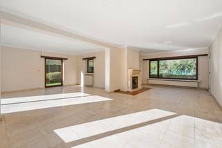 BENIEUWD? VRAAG EEN AFSPRAAK AAN VIA WWW. HILLEWAERE.BE EN KLIK OP DE RODE KNOP 'BEZOEK AANVRAGEN'.<br /><br />Wonen in alle rust, omringd door groen, maar toch vlakbij het centrum van Vosselaar? Dan is deze charmante vrijstaande woning met veel privacy precies wat u zoekt!<br /><br />Gelijkvloers<br />De woonkamer is lichtrijk en ruim, met een gezellige houtkachel en prachtig zicht op de achtertuin. Via een kleine gang met praktische ingemaakte kasten komt u bij de tijdloze keuken, compleet met ontbijthoek en eveneens een prachtig uitzicht op de tuin.<br /><br />Daarnaast is er een multifunctionele kamer die dienst kan doen als extra slaapkamer, bureau of speelkamer voor de kinderen. Verder beschikt het gelijkvloers over een apart toilet en een doucheruimte.<br /><br />Verdieping<br />Op de eerste verdieping bevinden zich drie ruime slaapkamers en een kleinere kamer, ideaal als dressing of opbergplek. De badkamer is volledig uitgerust met ligbad, douche, dubbele wastafel en toilet.<br /><br />De woning beschikt tevens over een garage en een grote tuinberging.<br /><br />Tuin:<br />Omringd door het groen van de tuin is het hier werkelijk heerlijk vertoeven. Het terras en de tuin bieden een oase van rust en privacy, ideaal voor ontspannen momenten of gezellige avonden met vrienden en familie.<br /><br />Bijzonderheden:<br />- Zonnepanelen<br />- Onmiddellijk beschikbaar<br />- Toplocatie!