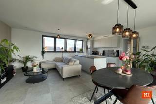 Ontdek dit prachtige appartement op de <strong>3de verdieping</strong>, gelegen in het centrum van Beselare.<br /><br />Het appartement beschikt over <strong>2 slaapkamers </strong>en <strong>een private standplaats </strong>voor de wagen. Dankzij de centrale ligging bevinden winkels, horeca en andere voorzieningen zich op korte afstand.<br /><br /><strong>Huurprijs: € 800 + € 50 syndickosten/maand<br />Onmiddellijk beschikbaar</strong><br /><br />Wil je dit appartement een bezoekje brengen? Vul dan de <strong>inlichtingenfiche in op onze website</strong> en we contacteren u zo spoedig mogelijk.