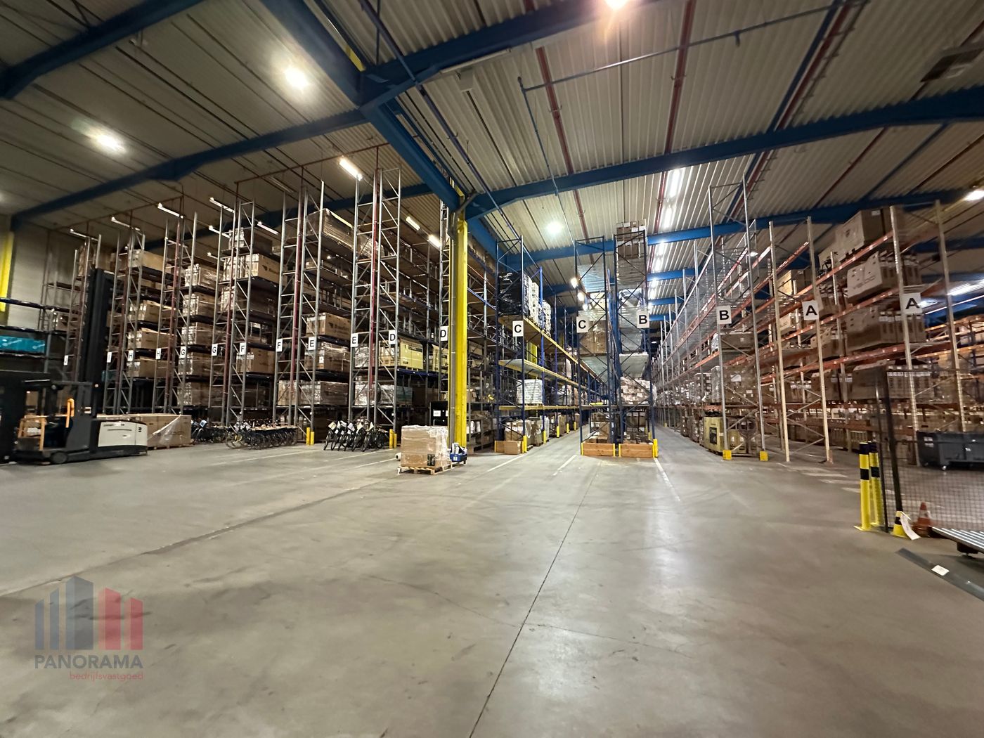 HOOGBOUWMAGAZIJN van 2.500 m² te huur in Wielsbeke. - photo 1