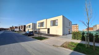 <strong>Halfopen nieuwbouwwoning te koop – Monica Vancloosterstraat, Roeselare (Beveren)</strong><br /><br />Deze moderne<strong> halfopen nieuwbouwwoning </strong>maakt deel uit van een stijlvol nieuwbouwproject in de rustige Monica Vancloosterstraat te Roeselare (Beveren).<br />Met een perceel van <strong>279 m²</strong> en een doordachte indeling biedt deze woning comfort, ruimte en energiezuinig woonplezier.<br /><br /><strong>Indeling gelijkvloers</strong><br />Via de inkomhal kom je binnen in de <strong>lichtrijke leefruimte met open keuken</strong>, ontworpen voor maximaal licht en een ruimtelijk gevoel. Aansluitend bevindt zich een <strong>grote berging van 10 m²</strong>, ideaal als voorraad- of wasruimte.<br />De woning beschikt verder over een <strong>tuinberging, carport, ruime oprit, terras</strong> en een aangelegde tuin — perfect om meteen zorgeloos te genieten van je nieuwe thuis.<br /><br /><strong>Indeling verdieping</strong><br />Op de bovenverdieping vind je een functionele <strong>nachthal</strong>, die ook de mogelijkheid biedt om een <strong>bureau of werkhoek</strong> te creëren.<br />Daarnaast zijn er <strong>drie slaapkamers</strong> (17 m², 9 m² en 9 m²) en een volledig uitgeruste badkamer met<strong> inloopdouche, ligbad en dubbel lavabomeubel</strong>. Een <strong>afzonderlijk toilet </strong>en bovenberging maken deze verdieping volledig.<br /><br /><strong>Energiezuinig &amp; modern</strong><br />Zoals de andere woningen in het project is ook deze woning <strong>energiezuinig </strong>(E-peil ≤ 30) en uitgerust met <strong>zonnepanelen</strong>, een <strong>warmtepomp </strong>en <strong>vloerverwarming</strong>.<br />Dankzij deze technieken geniet je van een laag energieverbruik en een toekomstgerichte woning.<br /><br /><strong>Topligging</strong><br />De woning ligt in een rustige, nieuwe woonomgeving in Beveren (Roeselare), met:
<ul>
	<li><strong>Snelle verbinding naar de E403</strong> (Brugge – Kortrijk)</li>
	<li><strong>Vlotte bereikbaarheid van het centrum van Roeselare</strong></li>
	<li>Winkels, scholen en sportfaciliteiten in de buurt</li>
	<li>Een kindvriendelijke woonomgeving met groene accenten</li>
</ul>
<br /><strong>Perceel: 279 m²</strong><br /><br />* Foto's binnenzijde van een gelijkaardige woning *<br /><br />Neem contact voor een vrijblijvend bezoek via <strong>051 21 11 11</strong> of <strong>matias@imfiro.be</strong>