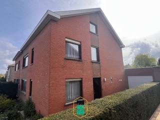 Degelijke en zeer ruime halfopen bebouwing, met garage op een perceel van maar liefst 500 m², met een zeer aangename zuidwestgerichte tuin. Deze...