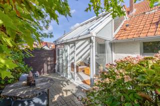 In de <strong>Don Bosco-wijk</strong>, ook gekend als de <strong>Bloemetjeswijk</strong>, wacht deze gesloten bebouwing op iemand die er een eigen verhaal wil schrijven. Een woning met een warme basis, verrassend veel ruimte en een <strong>zuidgerichte tuin</strong> die uitnodigt om de dagen wat langer buiten door te brengen.<br /><br />Achter de gevel ontvouwt zich een woning met een praktische indeling en tal van mogelijkheden. Je komt binnen via de inkomhal met gastentoilet, waarna een <strong>berging met wasplaats</strong> en een droge kelder voor extra opbergruimte zorgen. Verderop bevinden zich de woonkamer met aansluitende, aparte bureauruimte en de keuken. De badkamer vervolledigt het gelijkvloers, terwijl de <strong>veranda </strong>een aangename overgang vormt naar de zuidgerichte tuin, waar binnen en buiten op een natuurlijke manier in elkaar overvloeien.<br /><br />Buiten wacht een zuidgerichte tuin waar de zon alle ruimte krijgt. Het voortuintje zorgt dan weer voor een groen welkom, terwijl de <strong>achteruitweg met fietsenstalling</strong> een bijzonder praktische troef vormt in het dagelijkse leven.<br /><br />Op de eerste verdieping bevinden zich <strong>twee slaapkamers</strong>, aangevuld met twee bergruimtes die zich lenen tot het opbergen van spullen of het creëren van een dressing of hobbyruimte. Via de vaste trap bereik je de tweede verdieping, waar een bijzonder <strong>ruime zolderkamer</strong> nieuwe perspectieven opent. Denk aan een royale master bedroom, een creatieve werkplek of een volwaardige extra verdieping, helemaal afgestemd op jouw wensen.<br /><br />Een woning met ruimte om te dromen, mogelijkheden om te benutten en een ligging in de vertrouwde omgeving van de Bloemenwijk. Een plek waar je vandaag de basis vindt en morgen helemaal je eigen thuis van maakt.<br /><br />Hebt u interesse of hebt u vragen? Neem dan contact op via laurens@claves.be of op het nummer 0476 21 35 46.<br />