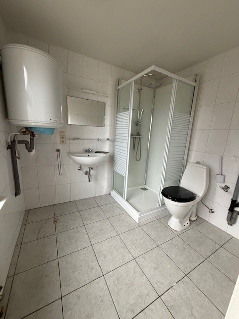 Centraal gelegen, deels te renoveren woning - foto 4