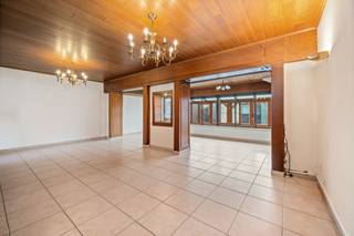 Deze op te frissen rijwoning op 197m2 in een centraal gelegen buurt bestaat uit:<br /><br />- De kelderverdieping met: een droge kelder;<br /><br />- Het gelijkvloers met: inkomhal met toilet, ruime leefruimte met veranda, keuken (met fornuis, oven en microgolfoven), garage met automatische poort, terras met tuinhuis en uitweg;<br /><br />- De eerste verdieping met: 3 slaapkamers en badkamer (met lavabo, douche en wc).<br /><br />Voorzieningen: dubbele beglazing, verwarming op mazout, regenwater en rolluiken.<br /><br />Woning is onderhevig aan de geldende renovatieplicht.<br /><br />Leg nu uw bezoek vast aan deze woning met mogelijkheden.<br />