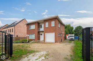 Op een uitstekende locatie in Rumst, vlak bij belangrijke verbindingswegen, bevindt zich deze vrijstaande woning op een royaal perceel van ca. 1.360 m². De woning ligt in woongebied met landelijk karakter en geniet achteraan van een aangename west gerichte tuin. Dankzij de open bebouwing, de ruime grond en de rustige omgeving biedt dit eigendom heel wat mogelijkheden voor wie op zoek is naar ruimte en privacy, met een vlotte bereikbaarheid als extra troef. De woning, gebouwd in 1960, heeft een bewoonbare oppervlakte van ca. 185 m² en is momenteel toe aan een opfrissing.<br /><br />Op het gelijkvloers bevinden zich een inkomhal met toilet, keuken, ruime woonkamer en garage. De eerste verdieping omvat een nachthal, vier slaapkamers en een badkamer met ligbad. In de tuin bevindt zich bovendien een vergunde garage. PVC-ramen met dubbele beglazing en rolluiken zorgen voor extra comfort. De centrale verwarming op aardgas, met een recente Buderus-installatie, en de aanwezige 3-fase elektriciteit vormen alvast interessante technische troeven. Een woning met ruimte, potentieel en een uitzonderlijk groot perceel voor wie zijn handen uit de mouwen wil steken.<br /><br />De energetische renovatieverplichting is van toepassing (EPC-label F – 630 kWh/m²jaar), maar biedt tegelijk de kans om deze ruime gezinswoning volledig naar eigen smaak en hedendaagse normen op te frissen. Ideaal voor wie droomt van vrijstaand wonen met ruimte voor de toekomst!<br /><br />Voor meer informatie, contacteer Bob Quirynen 0476/09 84 85 of neem een kijkje op onze website : www.Boonstravastgoed.be