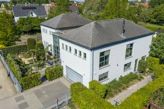 Gelegen in de nabijheid van de Mombeekvallei en op slecht 10 minuutjes van het centrum van Hasselt vinden we deze prachtige en luxueuze villa terug...