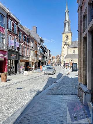 Op een strategische locatie langs de levendige Stapelstraat – één van de voornaamste toegangswegen naar het bruisende centrum van Sint-Truiden – bevindt zich dit veelzijdige handelshuis met bovenliggende woonst. Dankzij de uitstekende visibiliteit, de constante passage en de nabijheid van winkels, horeca, openbaar vervoer en de Grote Markt, vormt dit pand een uitgelezen kans voor wie wonen en ondernemen naadloos wil combineren.<br /><br />Het gelijkvloers (ca. 62 m²) is vandaag ingericht als bakkerszaak en omvat een aantrekkelijke commerciële ruimte aan de straatzijde, aangevuld met een praktische werkplaats en koelcel achteraan. Deze indeling leent zich perfect voor uiteenlopende handels- of dienstverlenende activiteiten en biedt een solide basis voor een succesvolle uitbating.<br /><br />De bovenliggende verdiepingen onthullen een verrassend ruim woonvolume met tal van mogelijkheden. Op de eerste verdieping bevindt zich een lichtrijke leefruimte, een keuken met toegang tot het terras en een badkamer. De tweede verdieping telt twee volwaardige slaapkamers, terwijl de zolderverdieping zich perfect laat inrichten als extra slaapkamers, bureau of polyvalente ruimte.<br /><br />Hoewel het pand renovatie vereist, schuilt hierin net de kracht: u krijgt de kans om dit eigendom volledig naar eigen smaak en visie te transformeren. De combinatie van een sterke commerciële ligging en een genereus woonvolume maakt dit een bijzonder interessante opportuniteit voor ondernemers, investeerders of wie op zoek is naar een project met meerwaarde.<br /><br />Een pand met potentieel, op een locatie die voor zich spreekt.<br /><br />Ontdek deze unieke kans en plan vandaag nog uw persoonlijke rondleiding.