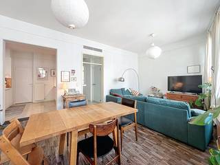 Dit lichtrijk appartement situeert zich pal in het centrum van Gent en op wandelafstand van alle nodige faciliteiten zoals drink- en eetgelegenheden, winkels en openbaar vervoer.Het appartement bevindt zich op de tweede verdieping in een kleinschalige residentie met slechts 3 entiteiten.Indeling van het appartement:inkomhal met gastentoilet - ruime leefruimte - geïnstalleerde keuken - badkamer met ligbad, dubbel lavabomeubel en ruimte voor het plaatsen van de wasmachine en droogkast - 2 volwaardige slaapkamers - 3e slaapkamer / bureau met doorgang naar terras TROEVEN; - Locatie - Lichtrijk - Ruim terras - Geen gemeenschappelijke kosten - Kleinschalige residentie Beschikbaar vanaf 01/07/2026!