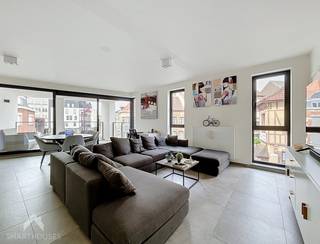 Via de lift of trap bereikt u dit verzorgde appartement op de eerste verdieping. Bij het binnenkomen wordt u verwelkomd in een lichtrijke leefruimte met een gezellige zit- en eethoek, waar grote raampartijen zorgen voor een aangename sfeer en veel natuurlijk licht.<br /><br />De open, volledig geïnstalleerde keuken sluit naadloos aan op de leefruimte en beschikt over een praktische aansluitende berging. Vanuit de woonkamer heeft u toegang tot het ruime en gezellige terras, de ideale plek om te ontspannen of gezellig te tafelen.<br /><br />Verder beschikt het appartement over een aparte berging met wasplaats, twee slaapkamers en een comfortabele badkamer uitgerust met een douche en dubbele lavabo. Het afzonderlijke toilet zorgt voor extra gebruiksgemak.<br /><br />Als extra troeven zijn er een afgesloten ondergrondse berging, een gemeenschappelijke afgesloten fietsenstalling en een privatieve parkeerplaats in het automatische liftensysteem aanwezig.<br /><br />Een instapklaar appartement dat comfort en een aangename woonbeleving perfect combineert.<br /><br />Richtprijs staanplaats in ondergrondse parking met liftensysteem: €15000<br /><br />Extra troeven<br /><br />
<ul>
<li>EPC A</li>
<li>ondergrondse parking en fietsenstalling met liftensysteem</li>
<li>kelderberging</li>
<li>topligging</li>
</ul>
<br />Deze woning is te koop ZONDER makelaar via het concept van Smart Houses. Wenst u verdere inlichtingen of een bezoek? Contacteer rechtstreeks de eigenaar via 0494/12.53.84