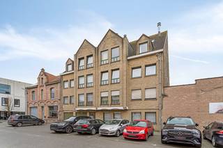 Ground floor apartment for sale in Ypres with two bedrooms, two bathrooms and a garage. Located in Goesdamstraat near the station and the Grote Markt. <br /><br />LAYOUT<br />Ground floor: Entrance hall - separate toilet - storage room - spacious living room with open kitchen - two bedrooms, each with its own bathroom, with sink, toilet and bath/shower - courtyard with exit and connection to the garage - garage.<br /><br />GENERAL<br />- Centrally located <br />- Two spacious bedrooms<br />- Garage including price <br />- Favourable EPC (B)<br /><br />