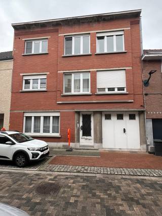 Very conveniently located apartment in the center. Entrance hall, spacious living room, fitted kitchen, fitted bathroom, toilet, 2 bedrooms,...