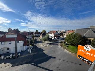 Deze aangename, zongerichte studio is centraal gelegen in Westende-Bad, op wandelafstand van winkels, het strand en vlak bij de tramhalte. Bij het binnenkomen komt u terecht in de inkomhal, die toegang biedt tot de badkamer met douche en toilet. Verder beschikt de hal over praktische ingemaakte kasten die zorgen voor extra opbergruimte. De gezellige leefruimte met open keuken geeft rechtstreeks toegang tot het ruime, zonnige terras, waar u heerlijk kunt genieten van de zon en de buitenlucht. Dankzij de centrale ligging en het aangename terras is deze studio ideaal als tweede verblijf aan zee of als interessante investering.