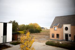 Deze bouwgrond is gelegen nabij het centrum van Roeselare in een zeer rustige en doodlopende straat.  De oriëntatie van deze grond is optimaal (zuid/west oriëntatie) met als grote troef, een prachtig uitzicht naar de achterliggende landbouwgrond.  Deze bouwgrond wordt verkocht met een bouwverplichting waar zowel een landelijke als moderne bouwstijl mogelijk is.  Deze woning kan gebouwd worden aan het verlaagd btw tarief van 6%.  3D beelden zijn illustratief welke woning hier kan gebouwd worden.  Contacteer ons voor inzage in de diverse bouwmogelijkheden en bezoek vrijblijvend onze kijkwoning.  M. 0496/101.201