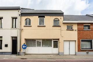 <p><strong><span>Op zoek naar een woning met tal van mogelijkheden op een centrale locatie in Lebbeke?</span></strong></p>
<p><span>De woning is gelegen aan de Kapellekensbaan, op een bijzonder gunstige locatie in het centrum van Lebbeke. Dankzij de uitstekende bereikbaarheid en vlotte verbinding met de omgeving geniet u hier van een praktische ligging. Scholen, winkels, openbaar vervoer en het treinstation bevinden zich bovendien op wandelafstand.</span></p>
<p><span>Huidige indeling</span></p>
<p><span>Aan de straatzijde bevindt zich het eerste deel van de woning. Bij het binnenkomen treffen we een ruime oppervlakte van ca. 45 m² aan, die vroeger dienstdeed als handelsruimte. Deze ruimte kan perfect geïntegreerd worden in de bewoonbare oppervlakte, maar biedt eveneens de mogelijkheid om ingericht te worden als inpandige garage.</span></p>
<p><span>Op de eerste verdieping is er ruimte voorzien voor een woonkamer met keuken, aangevuld met een aparte slaapkamer en aansluitende badkamer. Via een vaste trap bereikt u de zolderverdieping, waar de mogelijkheid bestaat om een tweede slaapkamer te creëren. Een mooie extra troef: het dak werd in </span><strong><span>2024 volledig vernieuwd én geïsoleerd</span></strong><span>.</span></p>
<p><span>Daarnaast beschikt de woning over een aanbouw die nog extra bewoonbare mogelijkheden biedt. Hier vinden we een derde, ruime slaapkamer van ca. </span><strong><span>17,5 m²</span></strong><span>, een uitgeruste badkamer, een ingerichte keuken en een bijzonder ruime woonkamer van maar liefst </span><strong><span>40 m²</span></strong><span>.</span></p>
<p><span>Dankzij de bestaande indeling, de verschillende ruimtes en de grote flexibiliteit van het pand biedt deze woning een uitstekende basis voor wie op zoek is naar een woning die volledig naar eigen smaak en wensen kan worden ingericht.</span></p>
<p><strong><span>Een eigendom boordevol potentieel, op een centrale ligging in Lebbeke!</span></strong></p>
<em>Bent u benieuwd naar het potentieel van deze woning? </em><br />Contacteer ons vandaag nog voor een bezoek ter plaatse via info@impromove.be of 02 887 80 56.