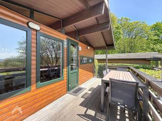 <p>Ontsnap naar dit charmante vakantiehuisje in het idyllische Blaimont, gelegen in het hart van de Ardennen. Hier geniet je van rust, natuur en een prachtig vakantiedomein in een van de mooiste streken van België. Bij het binnenkomen word je verwelkomd in een gezellige leefruimte met een sfeervolle zit- en eethoek, perfect om samen te ontspannen na een actieve dag. De praktisch ingerichte, volledig geïnstalleerde keuken biedt alle comfort om zelf heerlijke maaltijden te bereiden. De badkamer is uitgerust met een douche, lavabo en toilet.<br />Het huisje beschikt over twee comfortabele slaapkamers, ideaal voor gezinnen of een verblijf met vrienden. Buiten wacht een ruim terras waar je kunt genieten van een adembenemend uitzicht over de omliggende natuur, de perfecte plek om tot rust te komen.<br />Bijkomend is er de ruime berging en de uitstekende ligging in een verzorgd vakantiedomein. Een ideale uitvalsbasis voor wandelingen, fietstochten en pure ontspanning.<br /><br />Extra troeven</p>
<ul>
<li>meubilair recent vernieuwd (inbegrepen)</li>
<li>mogelijkheid tot gegarandeerde huurinkomsten</li>
<li>uitstekend onderhouden domein</li>
<li>gezellige brasserie met mooi terras op 100m</li>
<li>overdekt zwembad</li>
<li>speeltuinen en sportterreinen</li>
<li>tal van activiteiten in de buurt</li>
<li>Het park organiseert ook gratis evenementen voor zowel kinderen als volwassenen tijdens de vakantieperiodes</li>
</ul>
<p><br />Deze woning is te koop ZONDER makelaar via het concept van Smart Houses. Inlichtingen of een bezoek? Contacteer rechtstreeks de eigenaar via 0496/72.33.36</p>